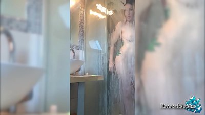 Bayi dengan Bokong Berair Masturbasi di Kamar Mandi