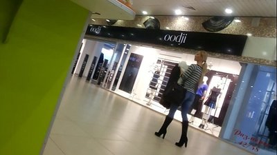 Cewek keren di supermarket.